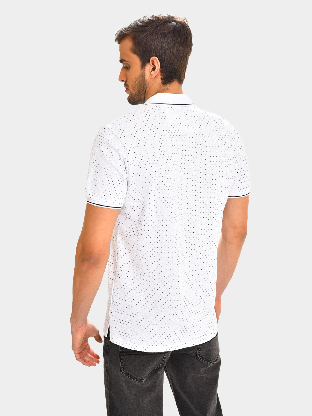 Camisa tipo polo premium con puntos y plaqueta de 3 botones